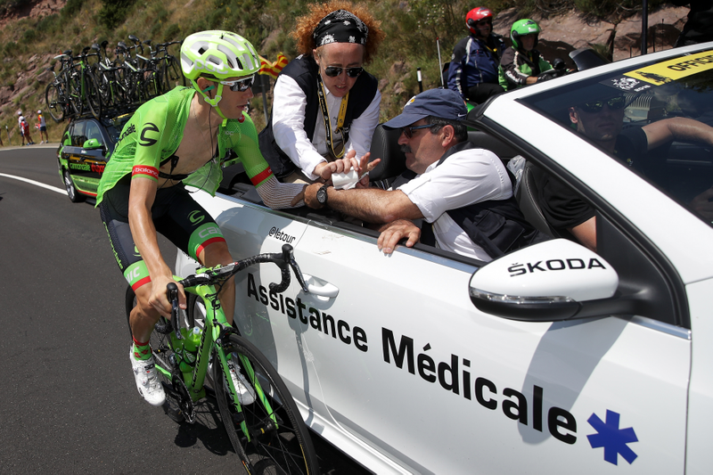 Illustration for article titled Pro Cycling Is The Only Place Where Cars And Bikes Get Along (Kinda)